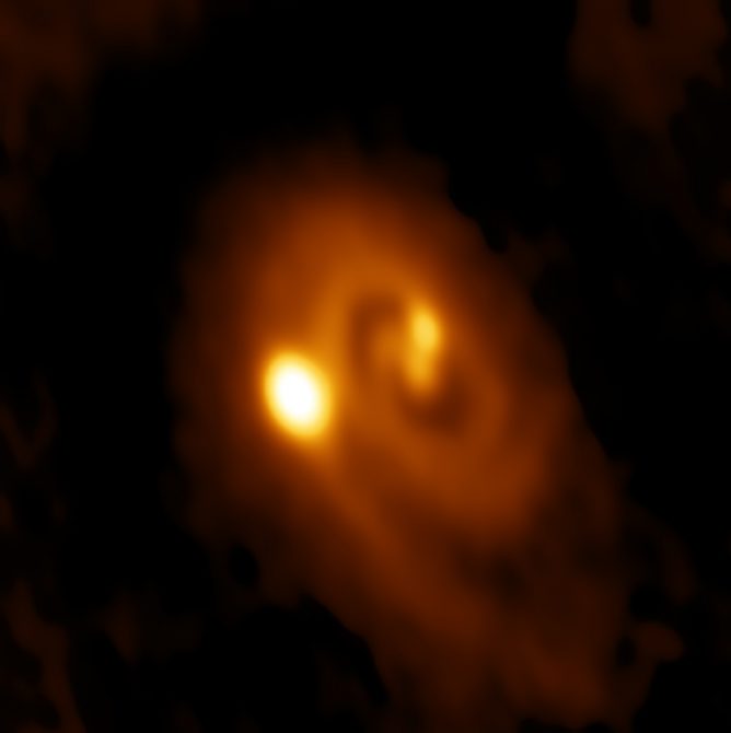 ガスと塵の円盤の中で生まれる三つ子の赤ちゃん星